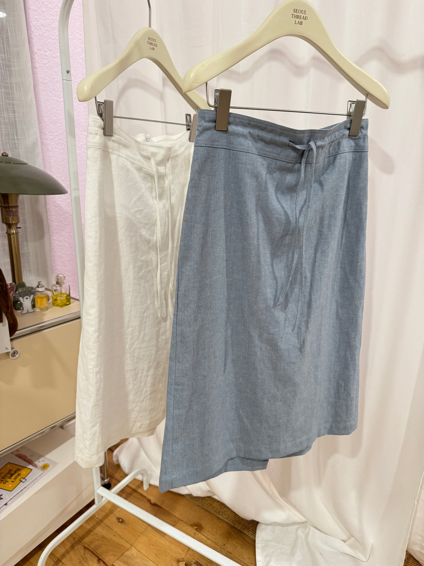 Knee-length cotton-linen skirt