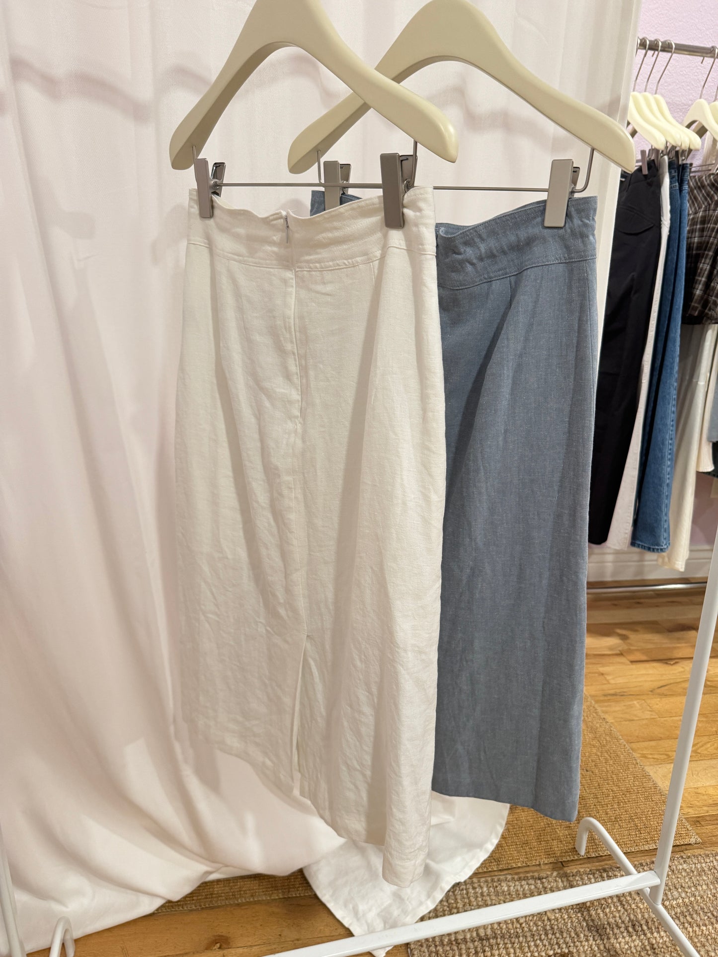 Knee-length cotton-linen skirt