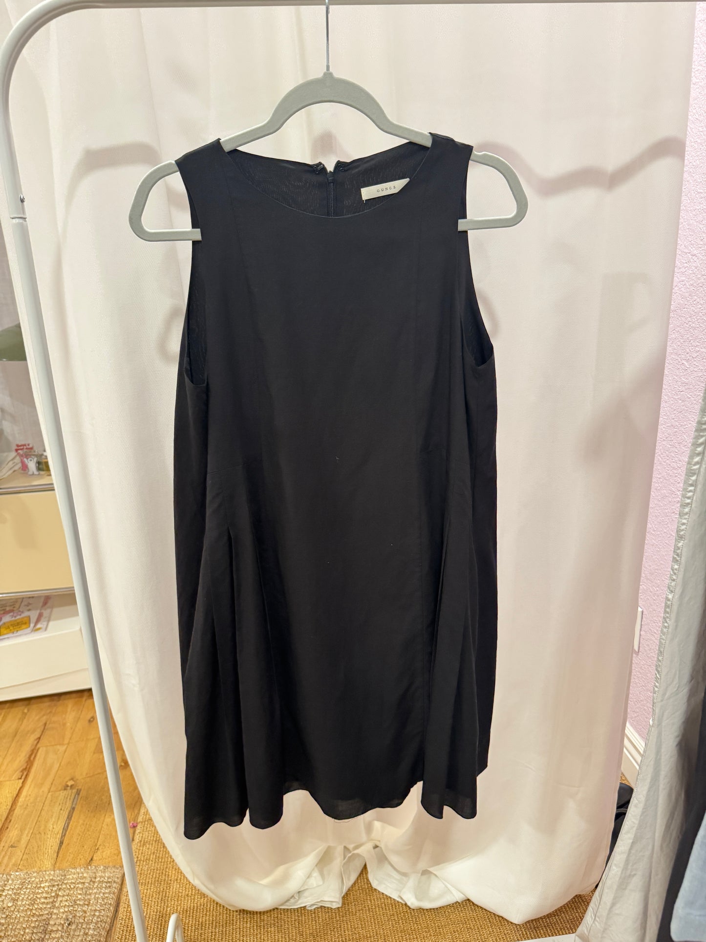 Black sleeveless dress