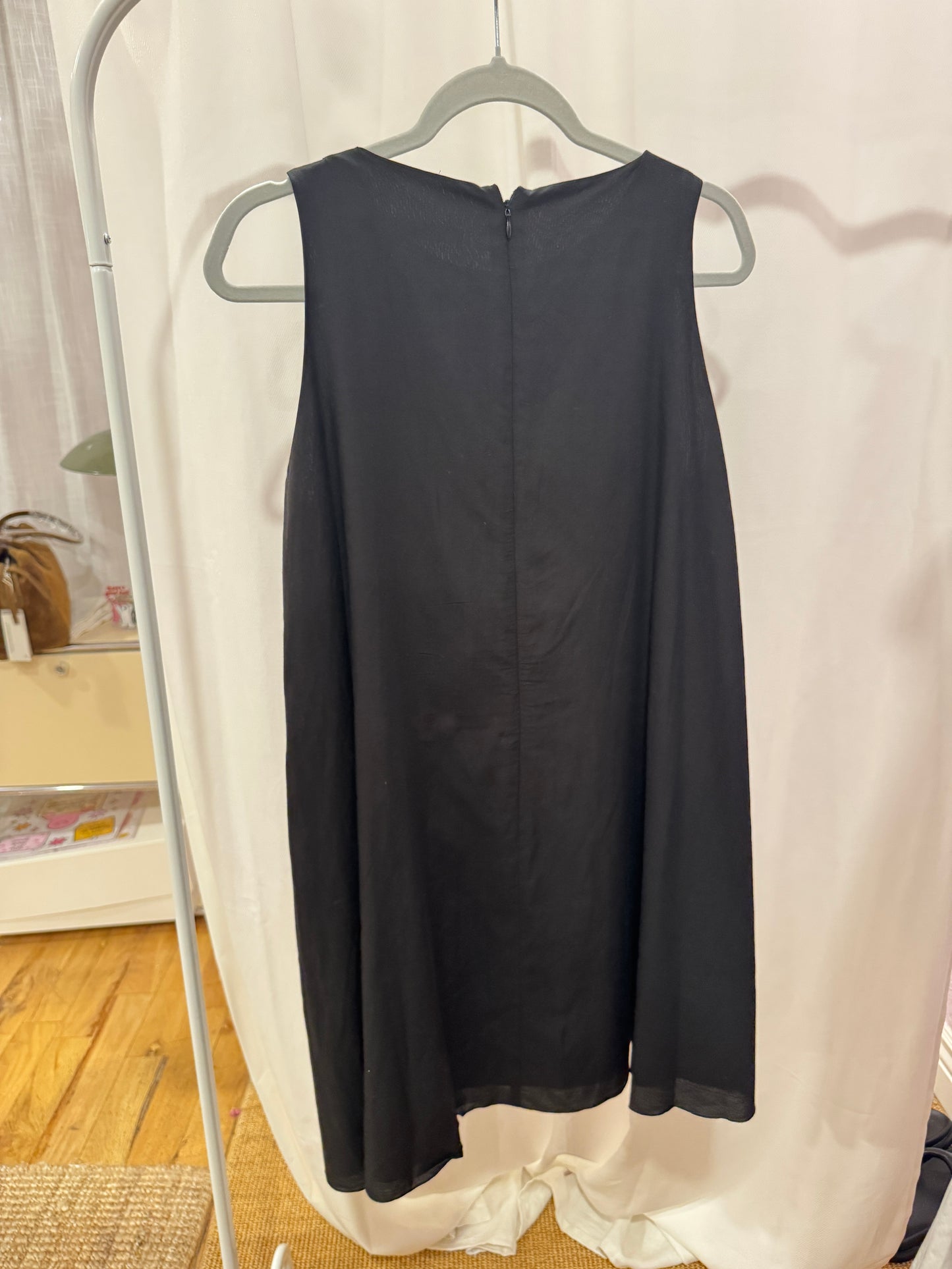 Black sleeveless dress