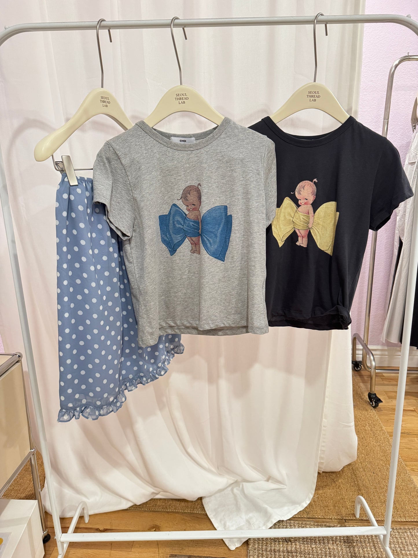 Cropped short-sleeve top with bow print