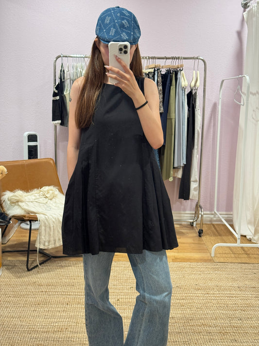 Black sleeveless dress