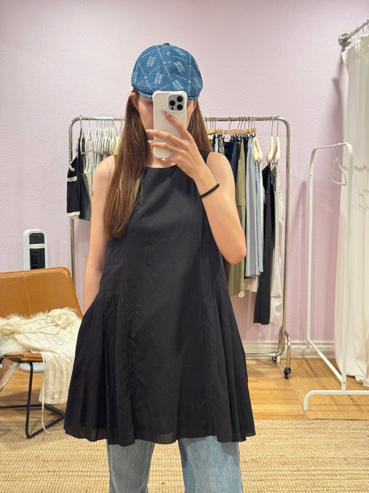 Black sleeveless dress